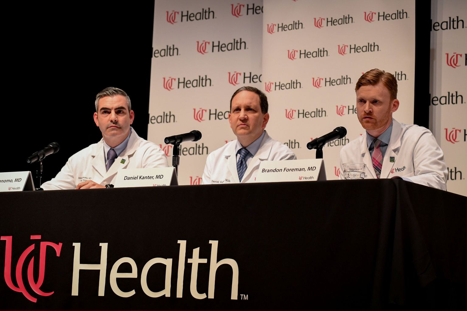 Otto Warmbieri ravivad arstid Jordan Bonomo, Daniel Kanter ja Brandon Forman pressikonverentsil.