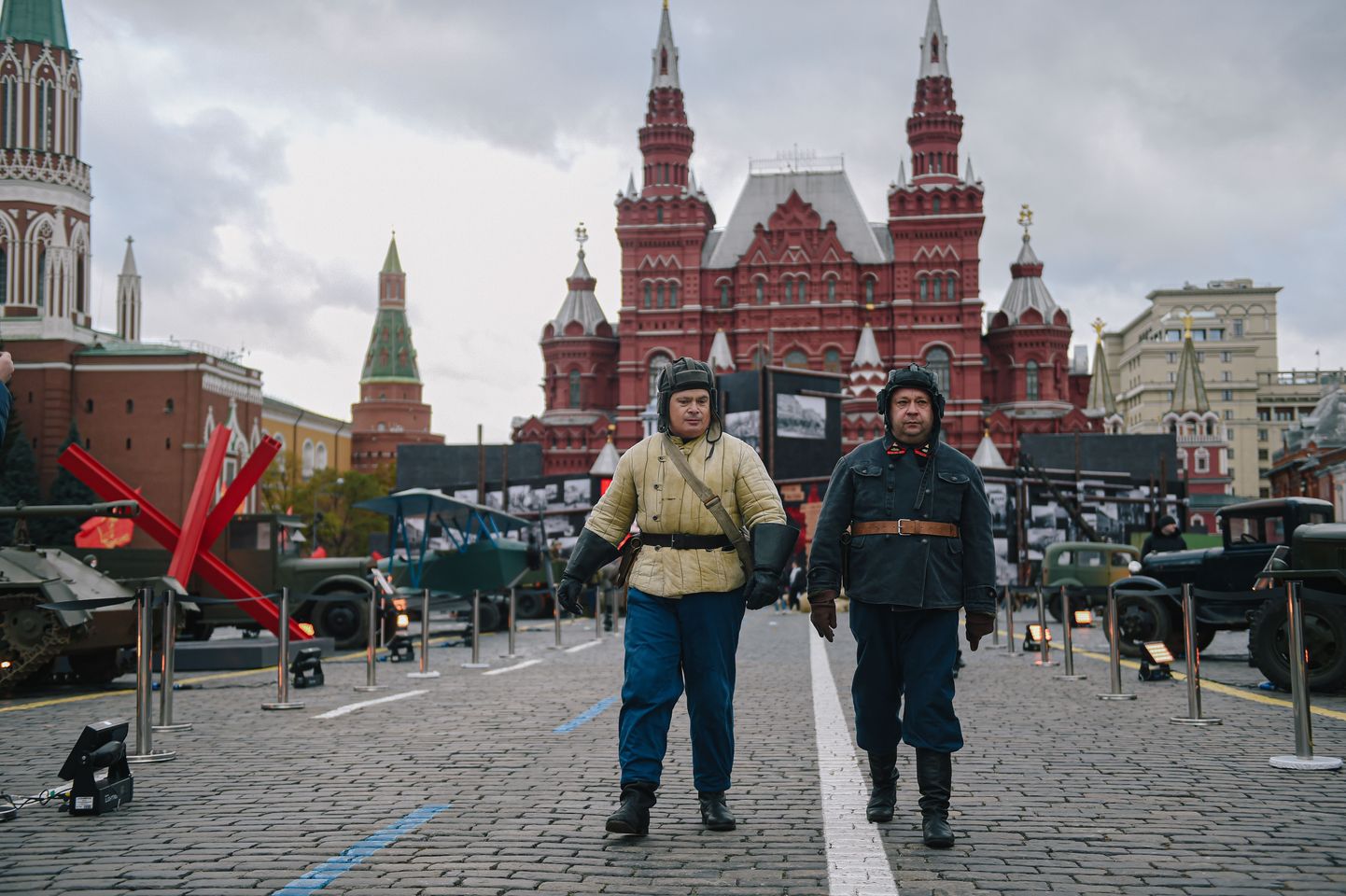 Teise maailmasõja aegsetesse vormidesse rõivastatud vabatahtlikud vabaõhunäitusel Moskva Punasel väljakul mullu novembris.