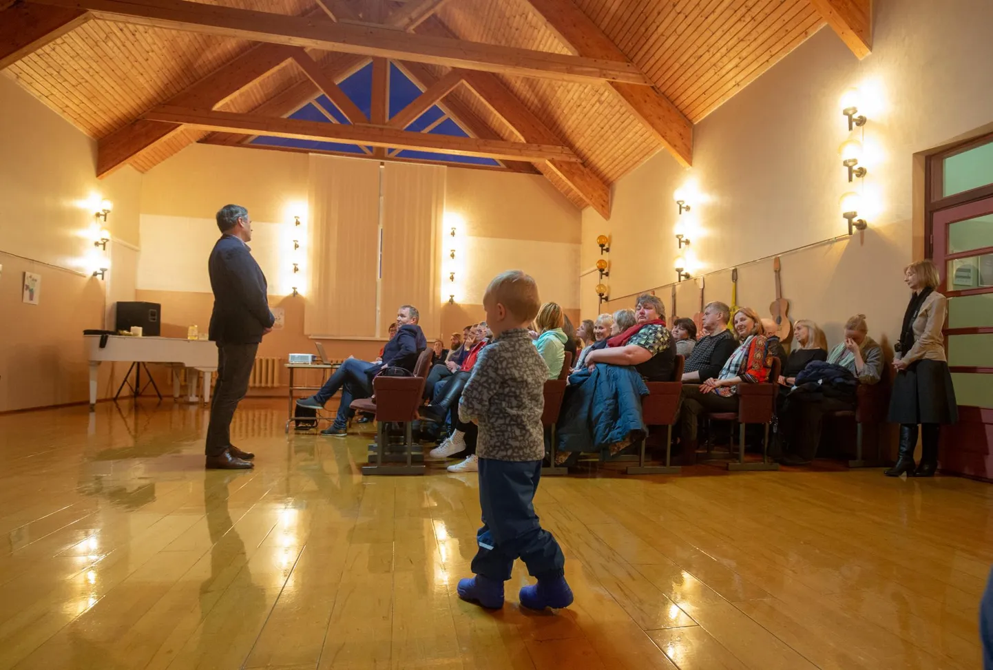 Märtsis viis päeva enne volikogus otsuse langetamist käisid Viljandi valla juhid Leie rahvale kooli kaotamise põhjuseid selgitamas. Rahvas polnud otsusega nõus ning õpilased avaldasid juba siis veendumust, et Leie kool jääb.