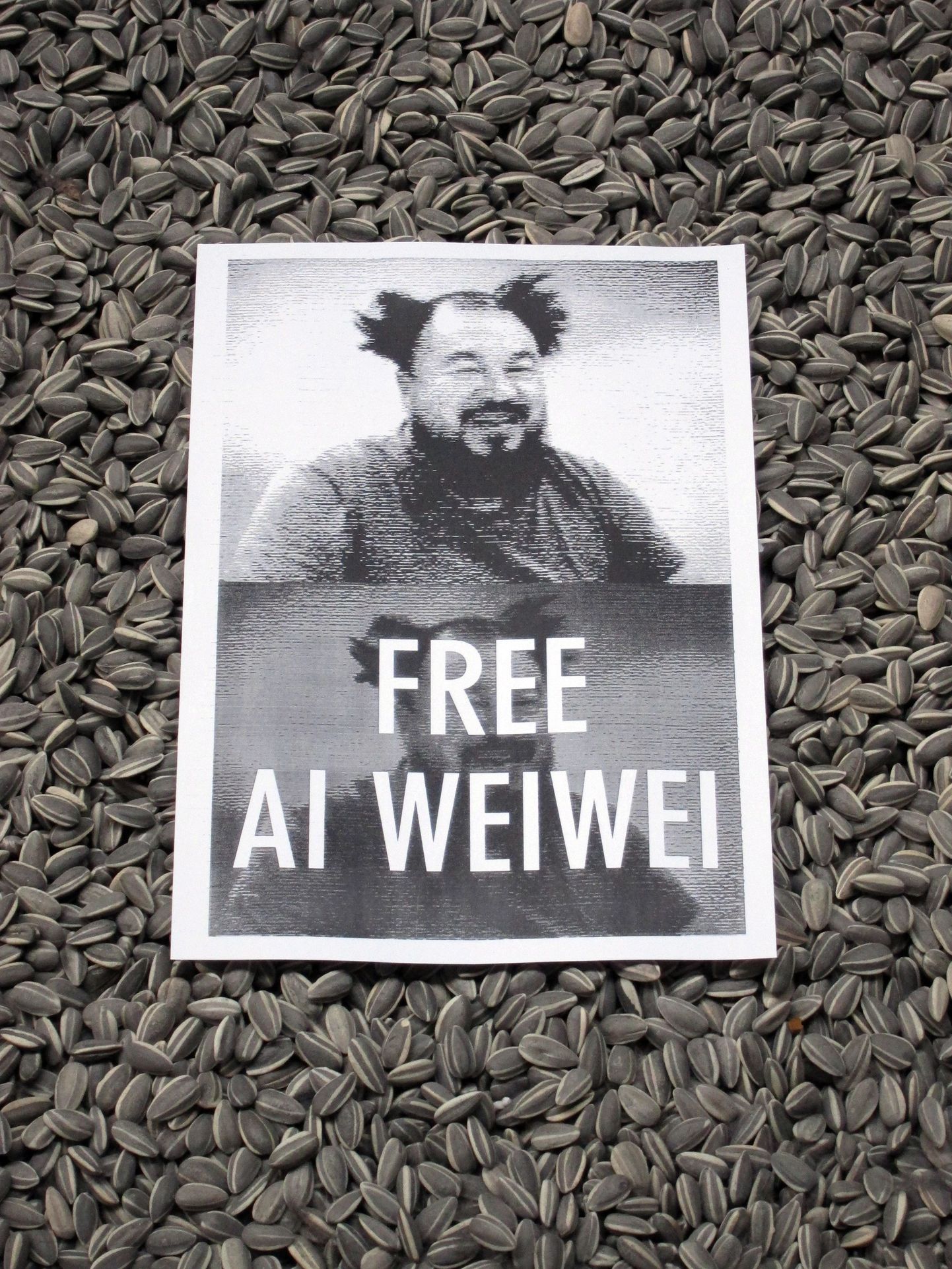 Kunstnik Ai Weiwei vabastamist nõudev plakat.