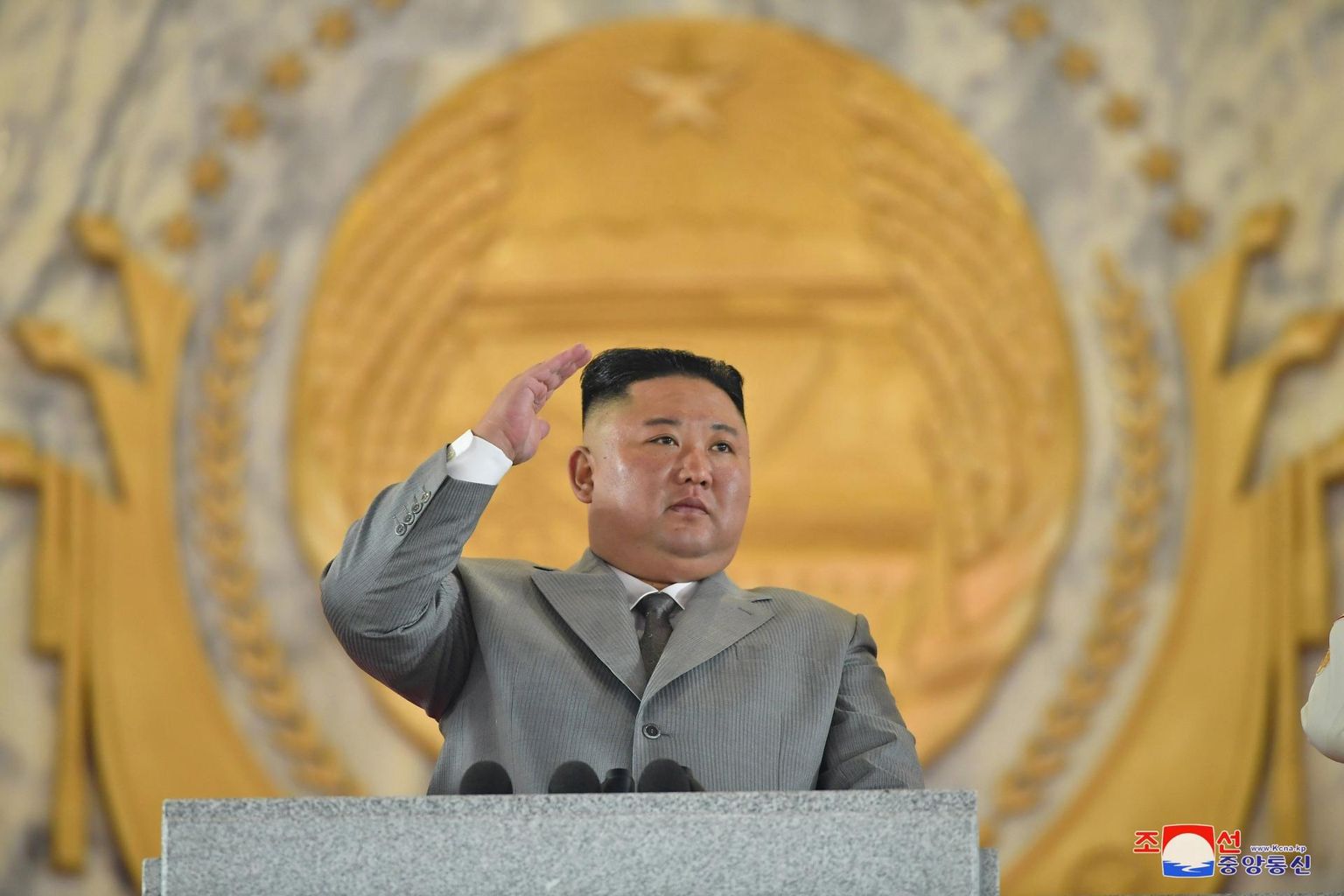 Kim Jong-un üle-eelmisel nädalal Korea Töölispartei 75. aastapäeva paraadil. 