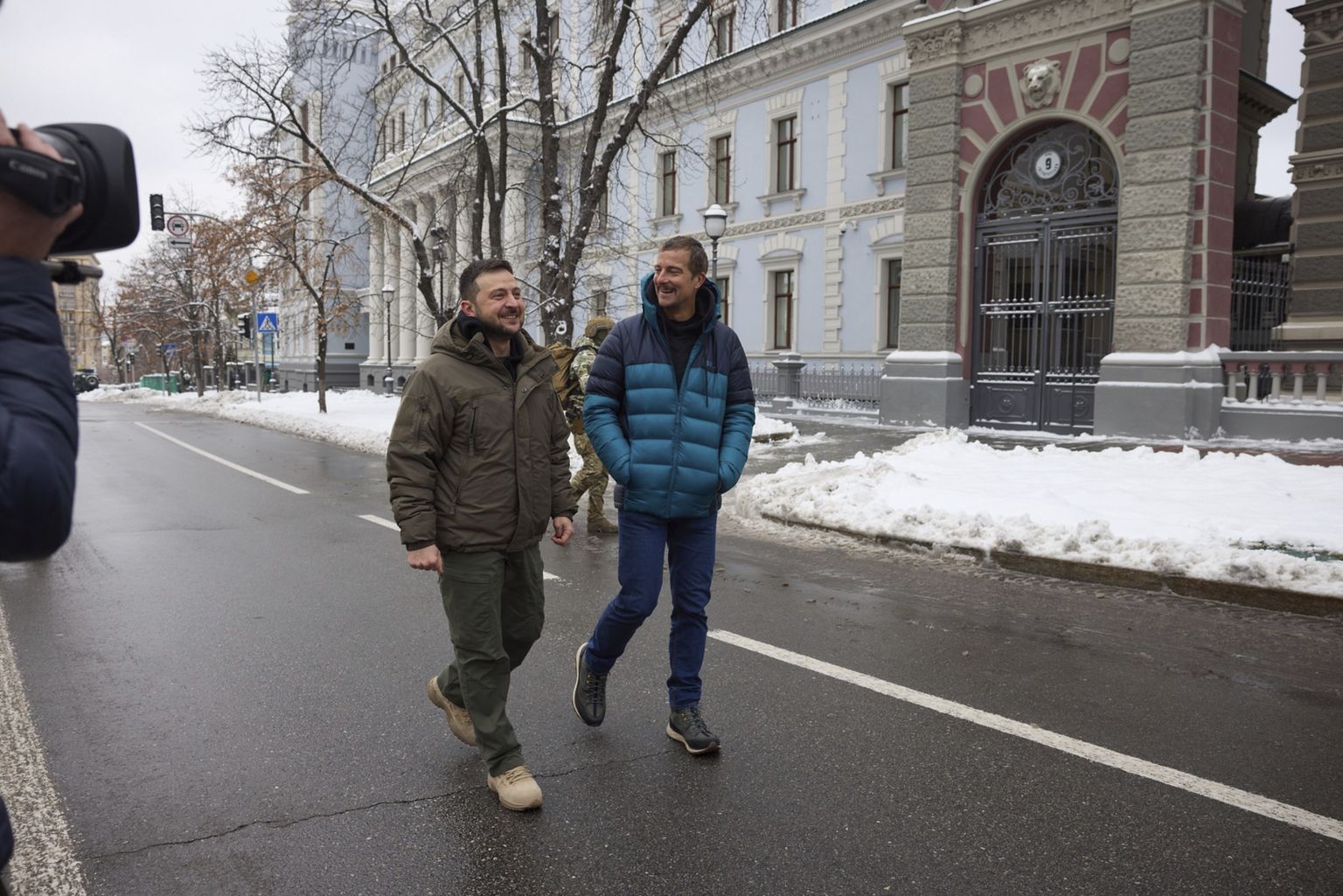 Briti ellujäämisekspert ja saatejuht Bear Grylls (paremal) külastas 1.-2. detsembril 2022 Ukrainat. Pildil koos Ukraina presidendi Volodõmõr Zelenkõiga Kiievis