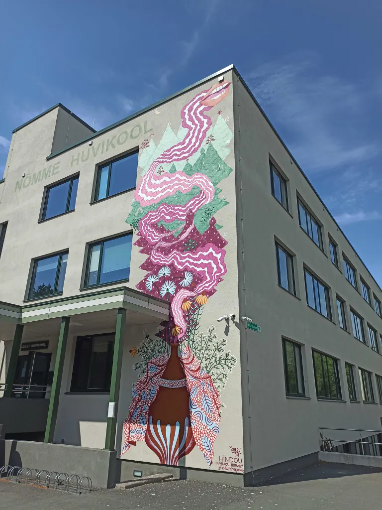 Kunstnik Essi Ruuskaneni töö on inspireeritud Hindou Oumarou Ibrahimi tegevusest.