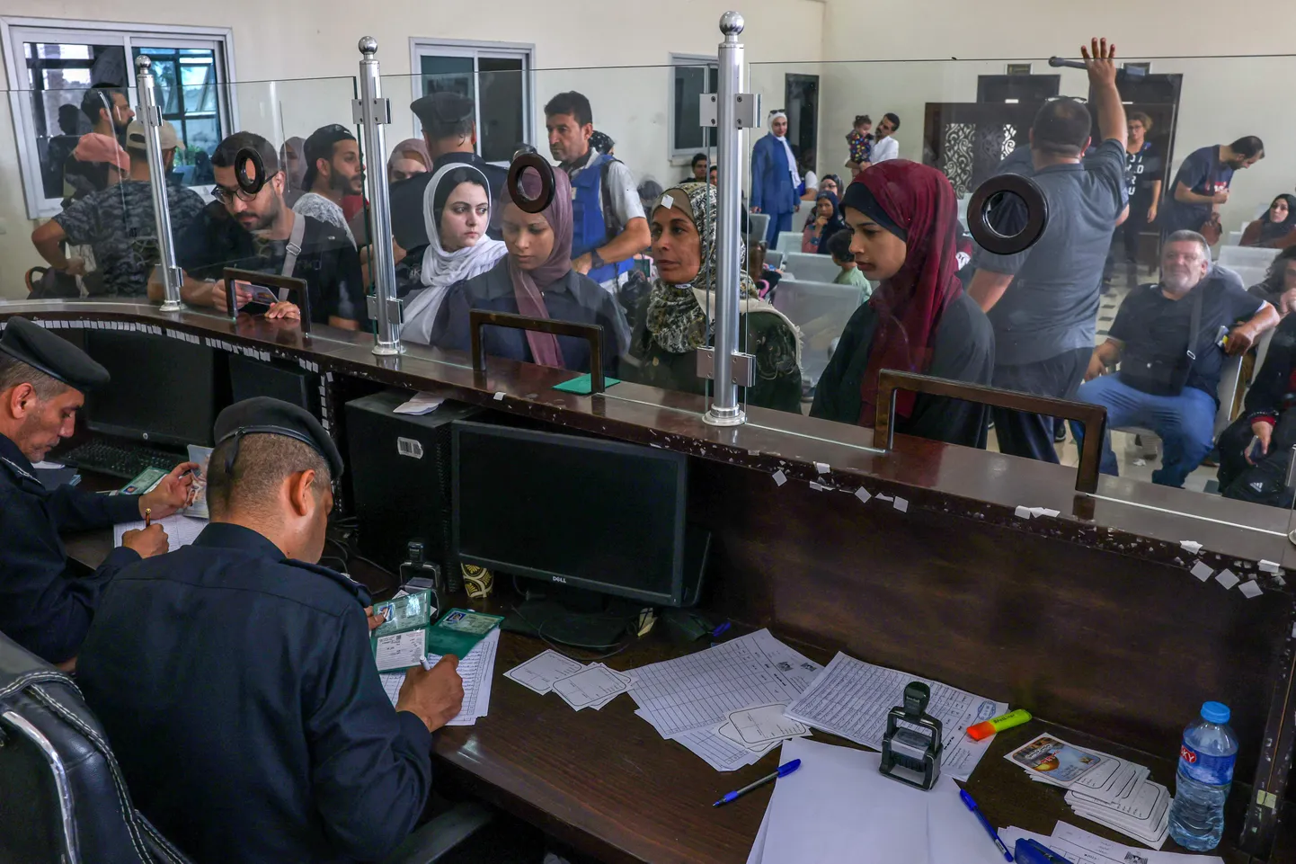 Palestiinlastest piirivalvurid kontrollivad Rafah' piiripunktis Gaza sektorist Egiptusesse suunduvate topeltkodakondsete dokumente.