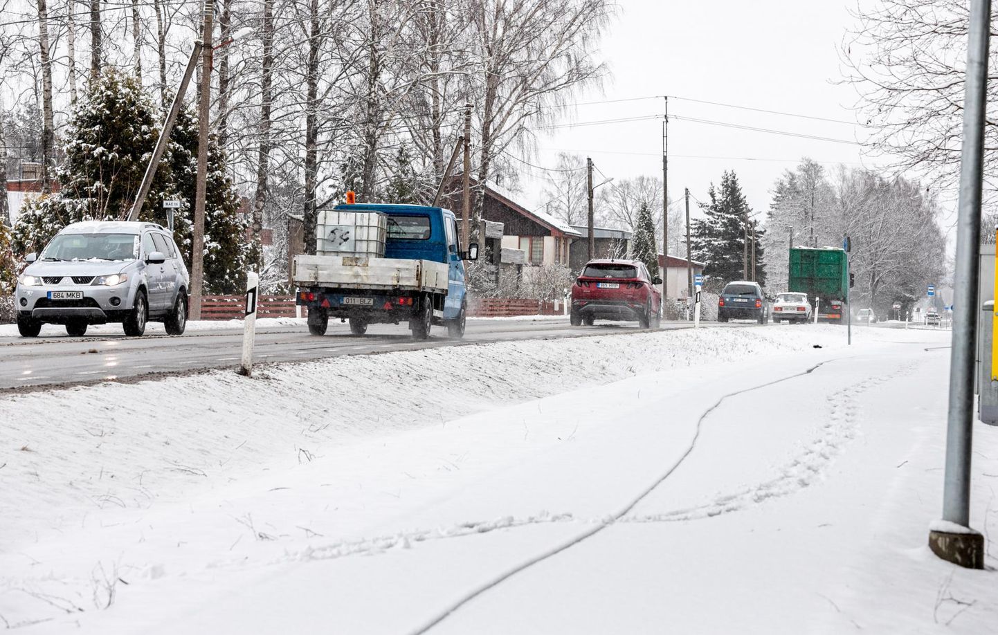 Täna hommikul üllatas paljusid liiklejaid Pärnus mahasadanud lumi.