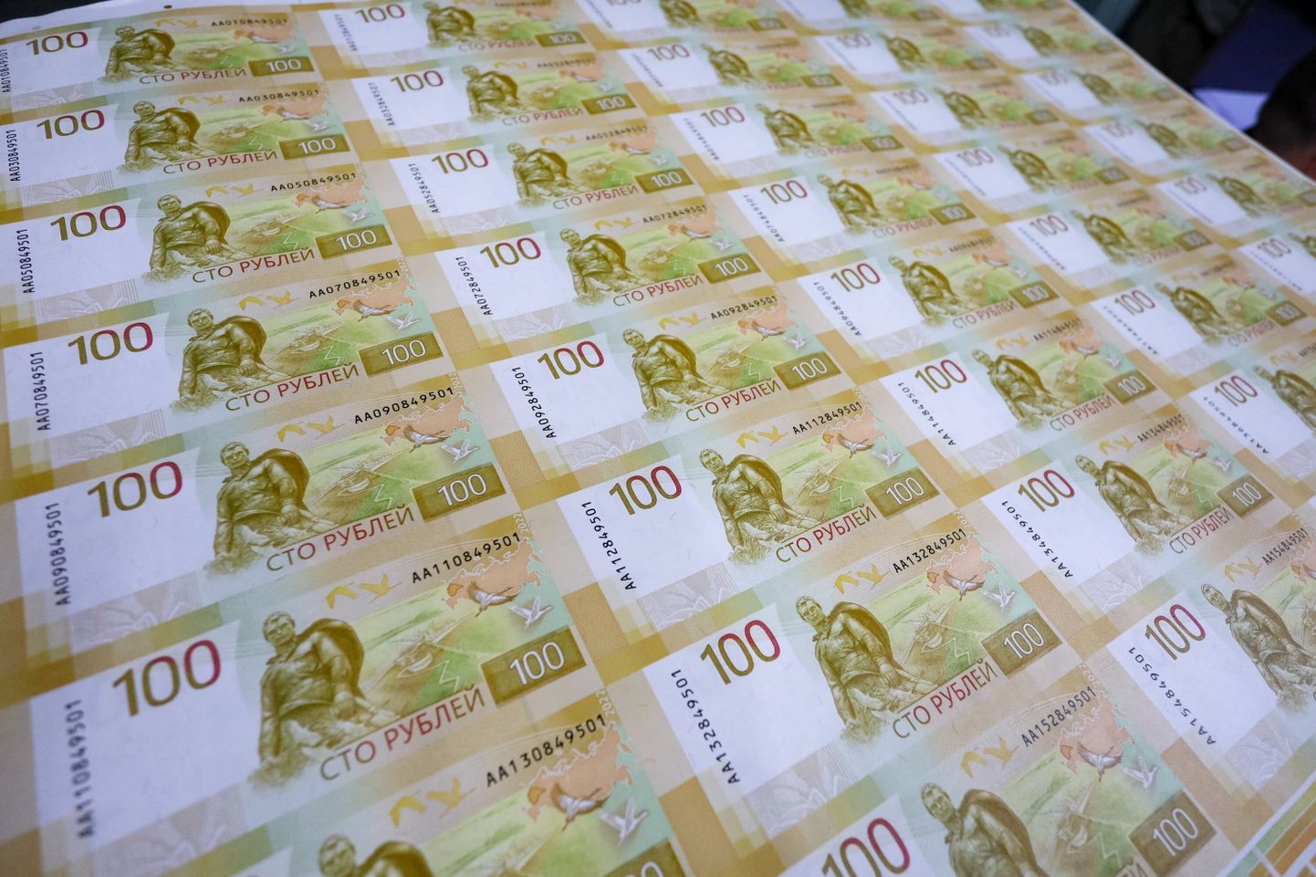Vene 100-rublased rahatähed.