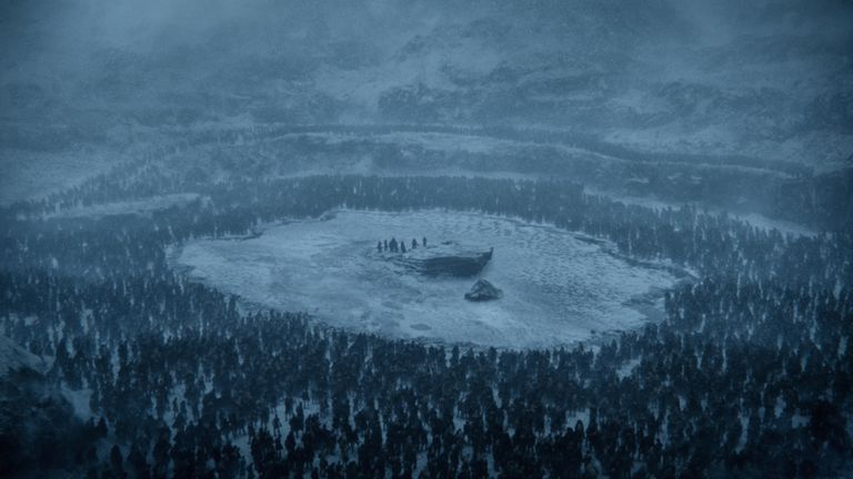 Stseen «Troonide mängu» seitsmenda hooaja kuuendast osast, milles Valged Kõndijad on Jon Snow ja ta kaaslased ümber piiranud