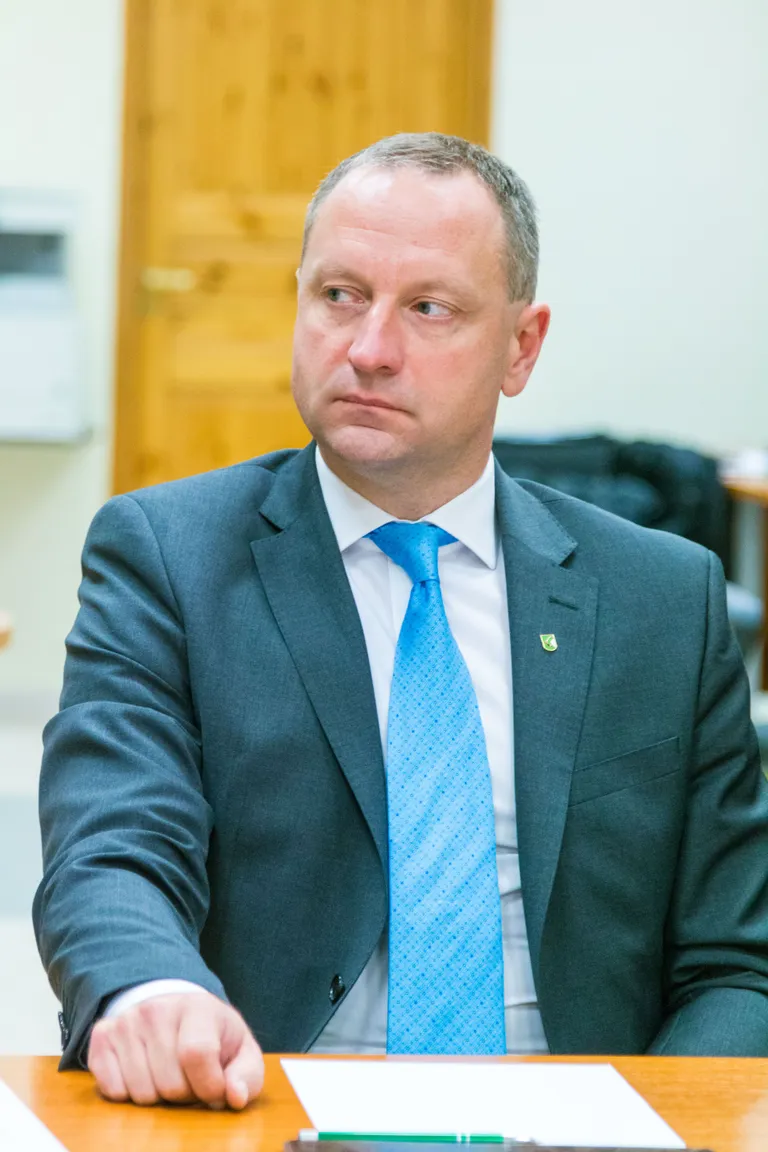 Kalev Härk
Vanus: 46
Haridus: kõrgem
Töökoht/amet: Valga linnapea
Erakondlik kuuluvus: SDE
Perekonnaseis: vabaabielus
Lapsi: 3 / Arvo Meeks/Valgamaalane