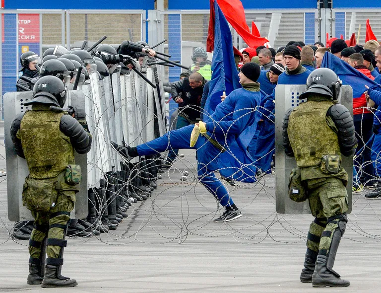 Venemaa märulipolitseinikud MMiks valmistumas.