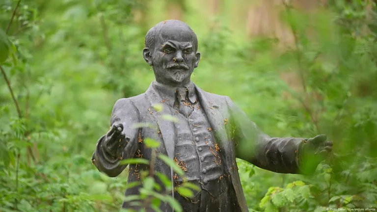Ленин ошарашивает пешеходов из кустов.