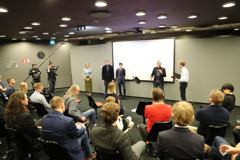 Täna esitles ESTCube'i meeskond, eesotsas projektijuhi Hans Terasega (paremalt teine) Tallinna teletornis uut tudengisatelliiti, mis jõuab orbiidile tuleva aasta märtsis.