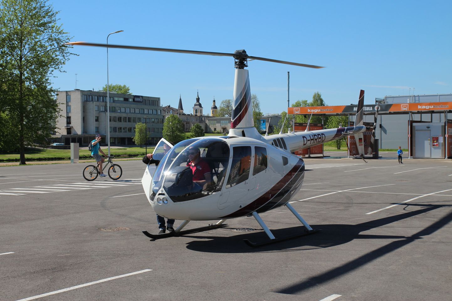 Võru Kagukeskuse parklasse maandus täna linnaelanike üllatuseks helikopter.