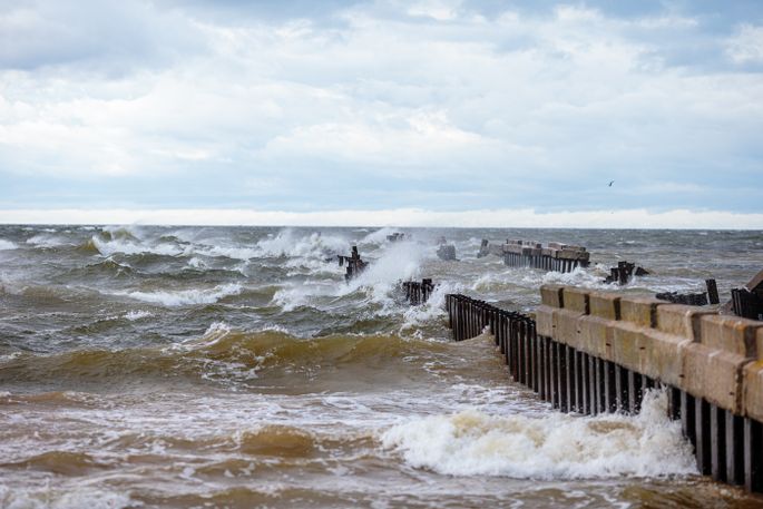 Смотреть диафильм Почему вода в море соленая