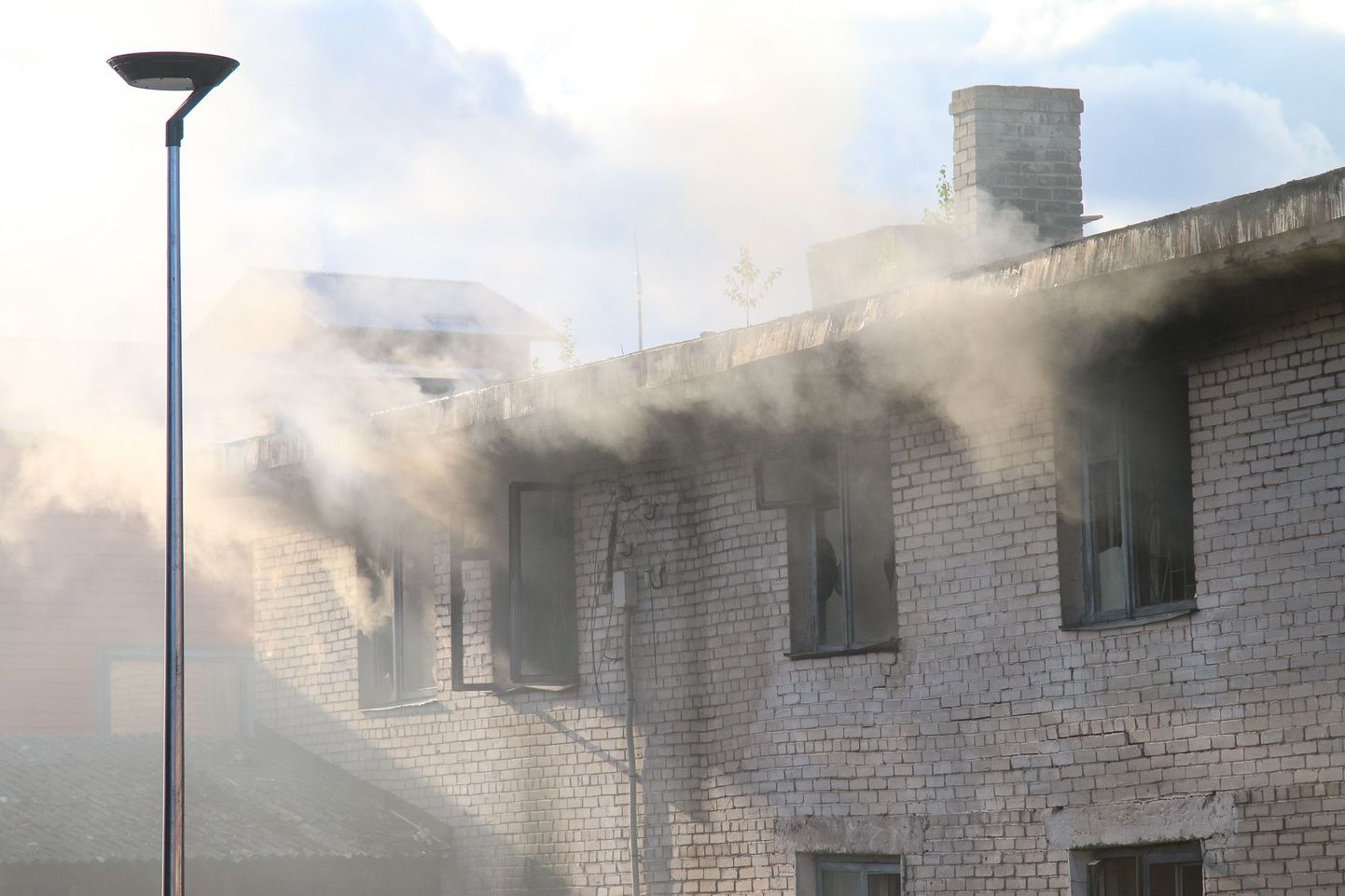 Järjekordne põleng Valga ajaloolises linnaosas Riia tänavas. Hoones oli põlengu puhkedes ka kaks inimest, kes vajasid arstiabi.
