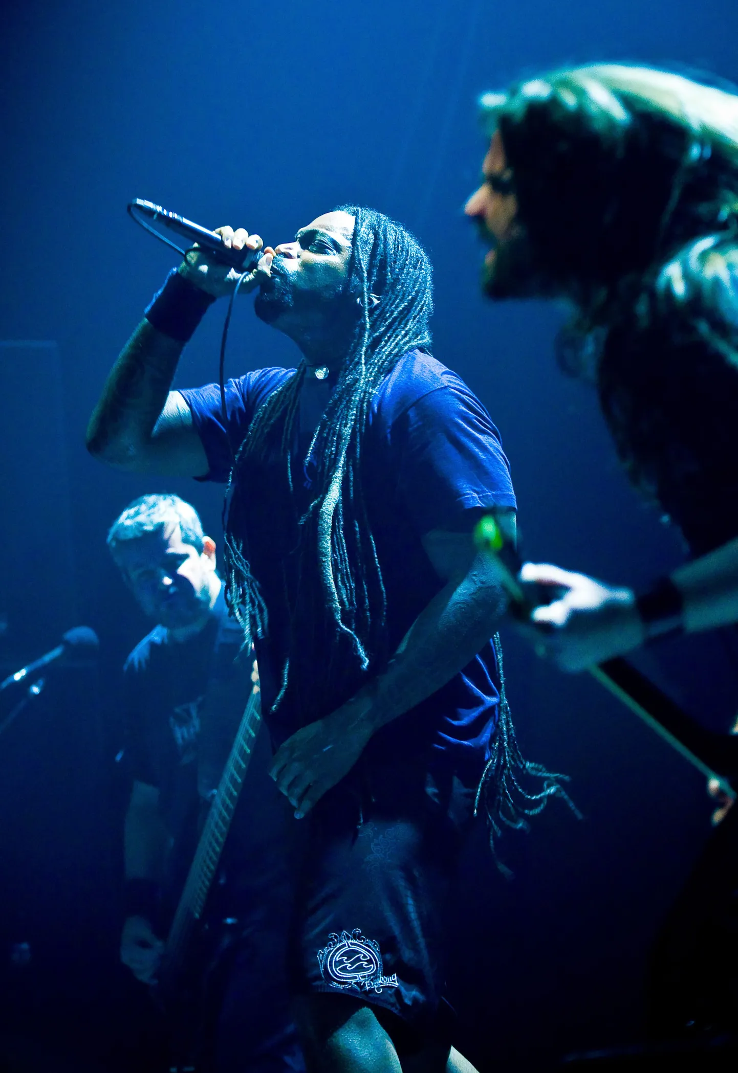 Basskitarrist Paulo Xisto Pinto Jr., vokalist Derrick Green ja kitarrist Andreas Kisser ansamblist Sepultura