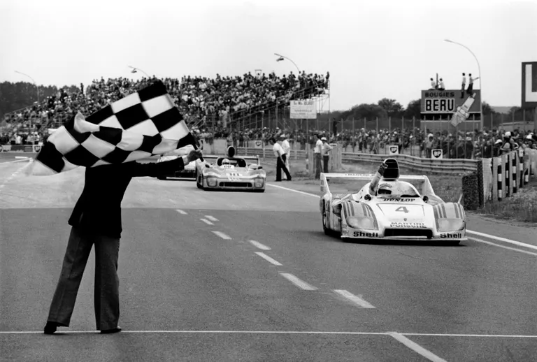 Porsche Lemānas sacensību finišā