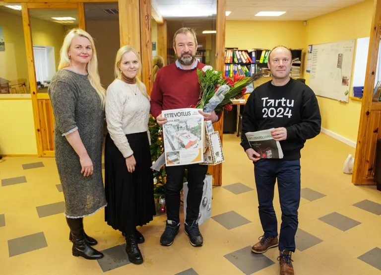 Silmapaistva kultuuri toetaja tiitli võitjat Toomas Heeringut õnnitlesid Räpina vallavanem Enel Liin (vasakult), Lõuna-Eesti Postimehe peatoimetaja Sirli Homuha ja SA Tartu 2024 juht Kuldar Leis.