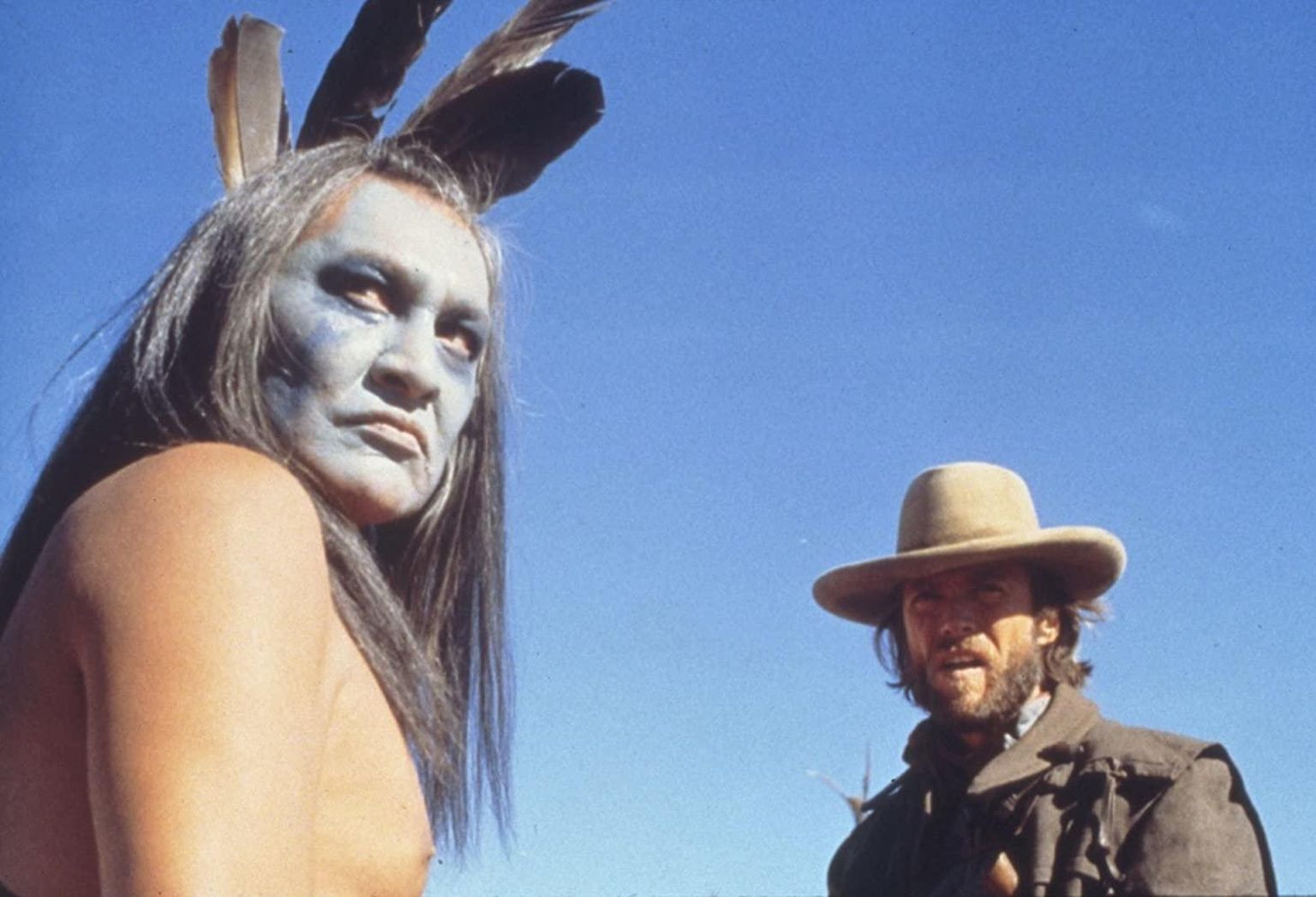 Clint Eastwood (paremal) ja Will Sampson filmis «Lindprii Josey Wales» (1976).