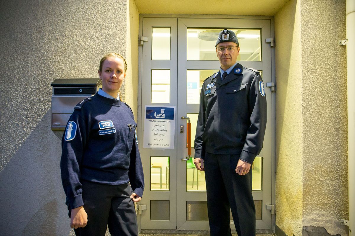 Lapimaa Politseijaoskonna kommunikatsioonijuht Elina Katajamäki (vasakul) ja Tornio reguleerimiskeskuse operatiivjuht Janne Koskela.
Foto: