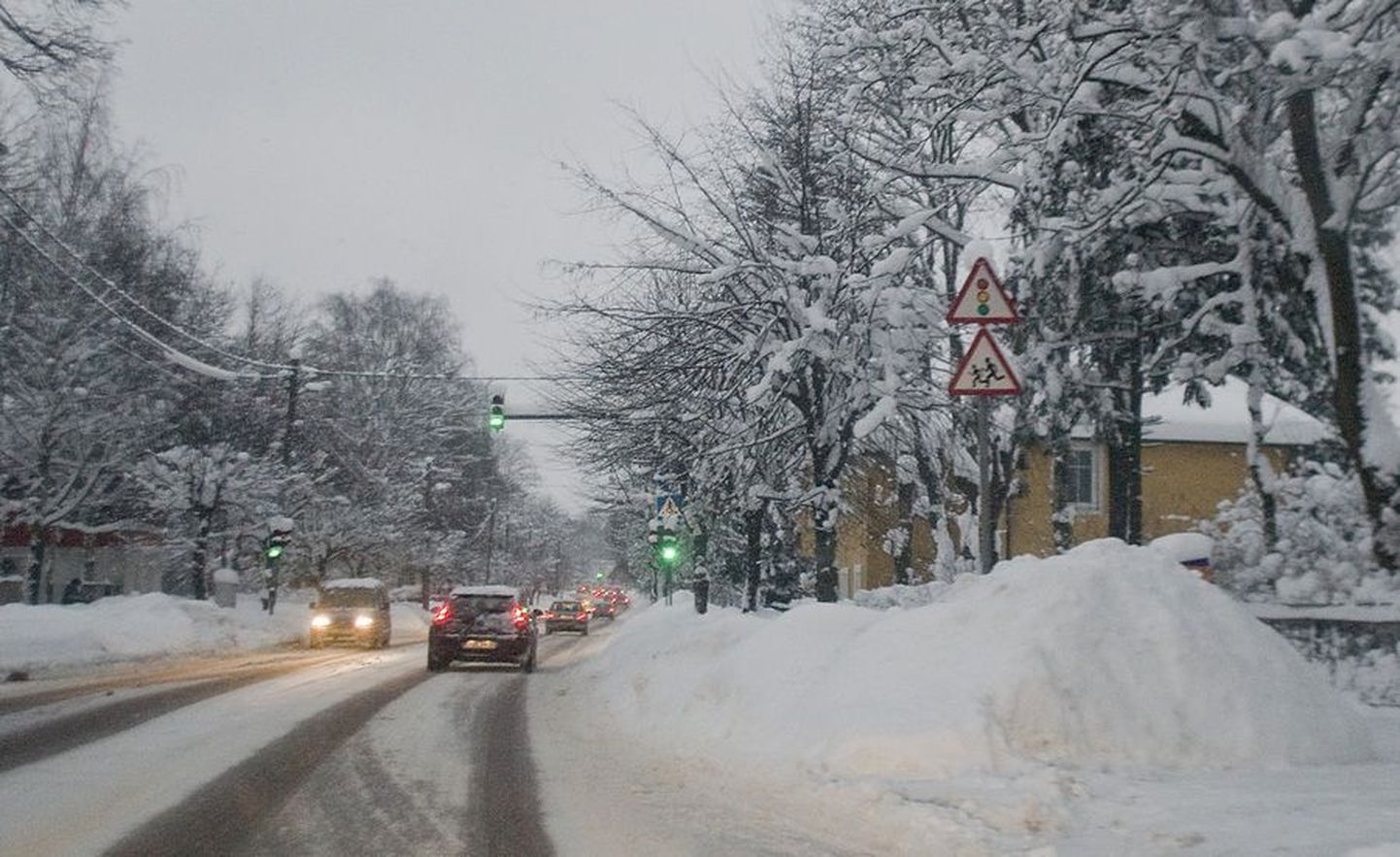 Tallinnas maha sadanud rekordiline lumekiht kahanes öö jooksul ligi viiendiku võrra.