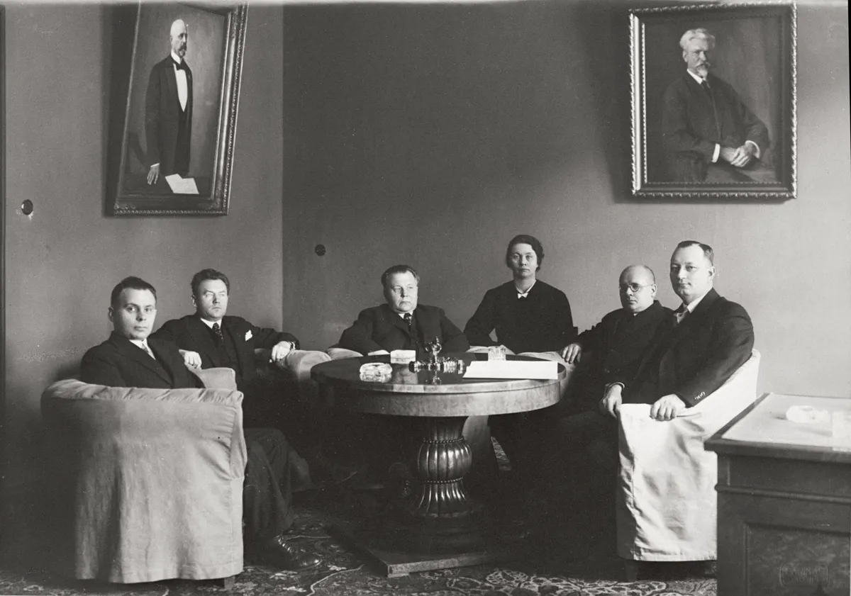 Riigikogu kantselei juhataja Alma Lindeman koos Riigikogu liikmetega 1937. aastal.