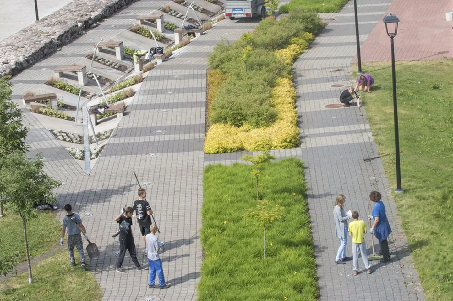 Ettevõtted pakuvad noortele küll hooajatööd, kuid paljud ülesanded on kohased siiski täisealistele. Alaealised saavad taskuraha teenida linna töölaagrites, kuhu tänavu võetakse vastu viiskümmend õpilast.