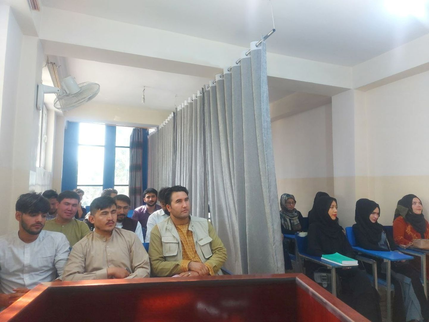 Talibani kehtestatud reegleid järgiv loeng Kabuli Avicenna ülikoolis.