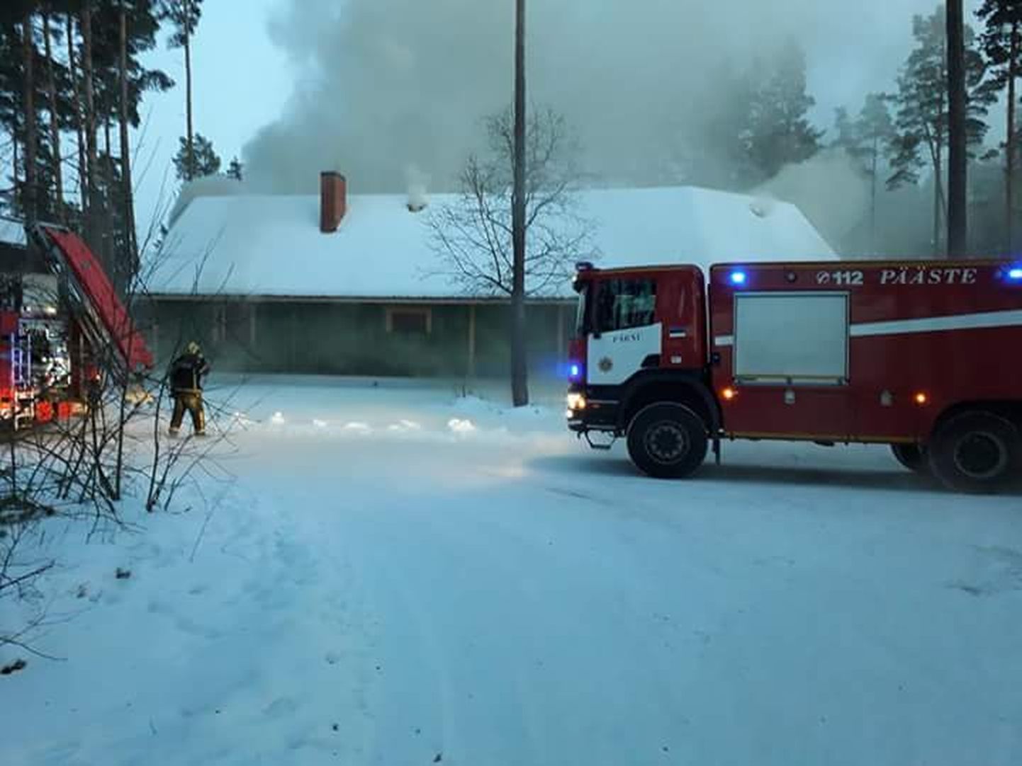 Häirekeskus sai teate, et Pärnumaal Häädemeeste vallas Reiu külas põleb eramu saunaga kõrvalhoone, täna kell 17.42.