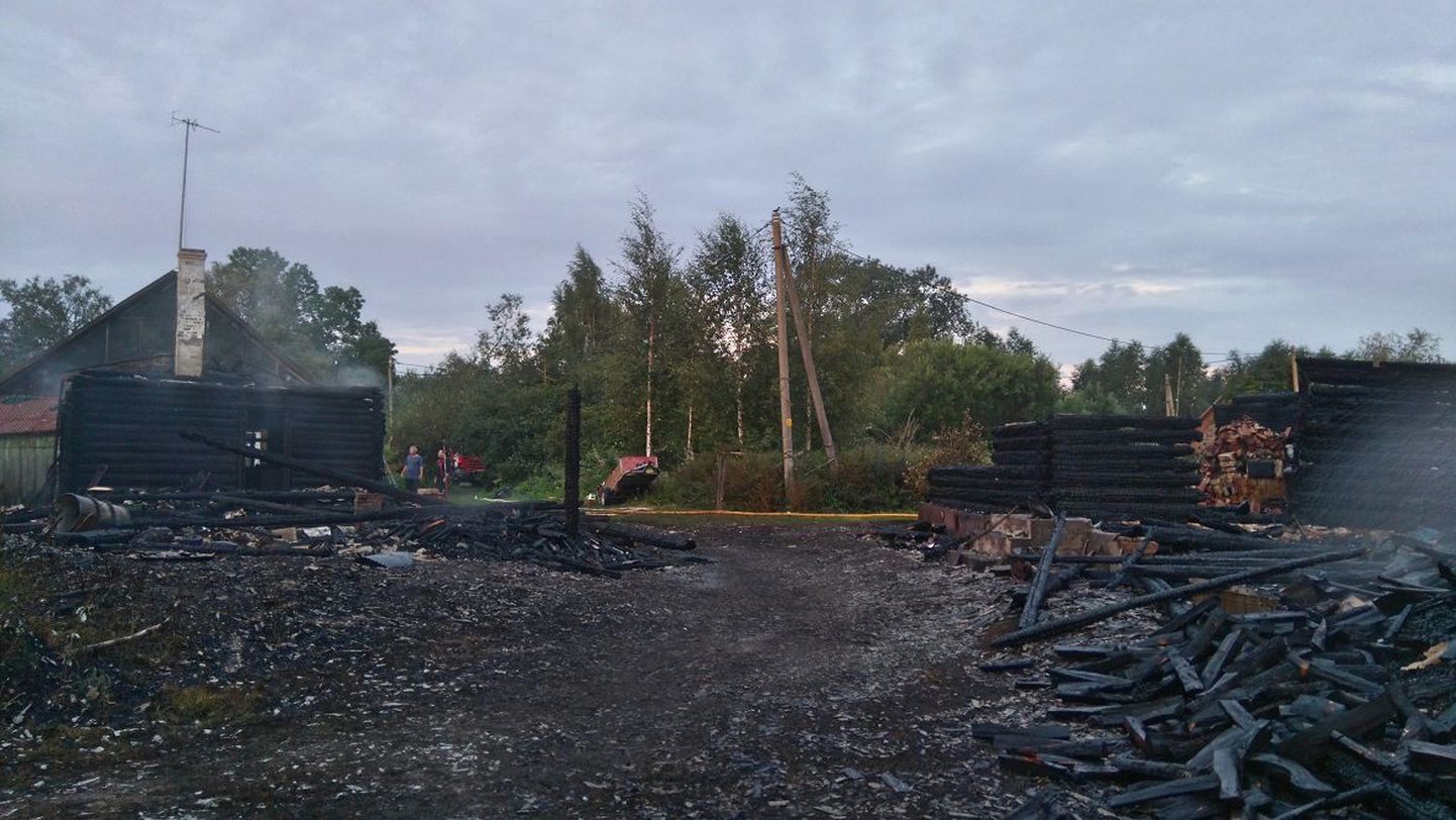 Piirissaarel Piiri külas põlesid ööl vastu pühapäeva maha kaks elamist, saare vabatahtlike päässtjate tehnika tõrkus.