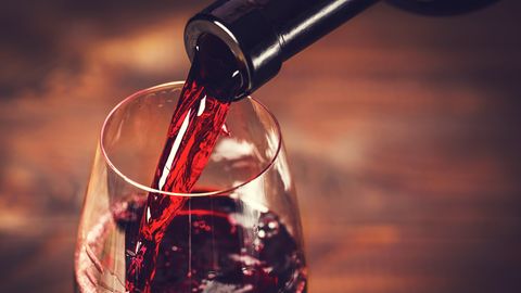 Почему употребление хорошего красного вина может вызвать головную боль?