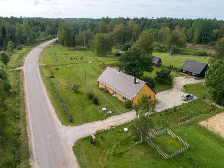 Kohtutäitur pani Priit Toobali Viljandimaal Võlli külas asuva kodu oksjonile.
