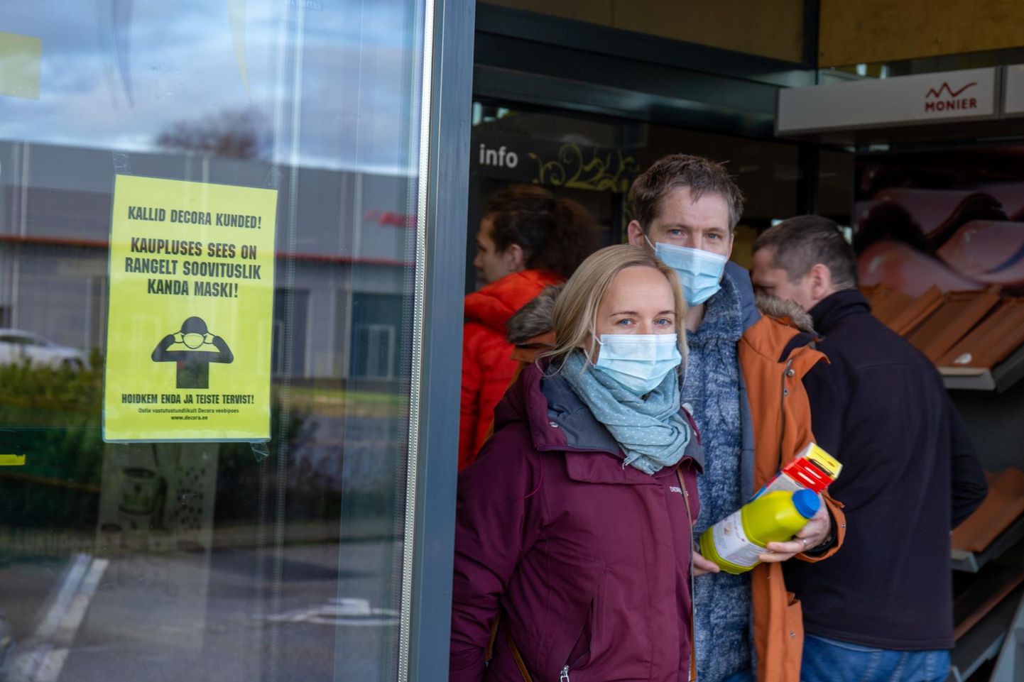 Nädalavahetusel Decora kauplusesse sisenenud inimesed kandsid maski. Valitsus otsustas reedel, et uuest nädalast on avalikes ruumides, sealhulgas ühissõidukis, maskid kohustuslikud.