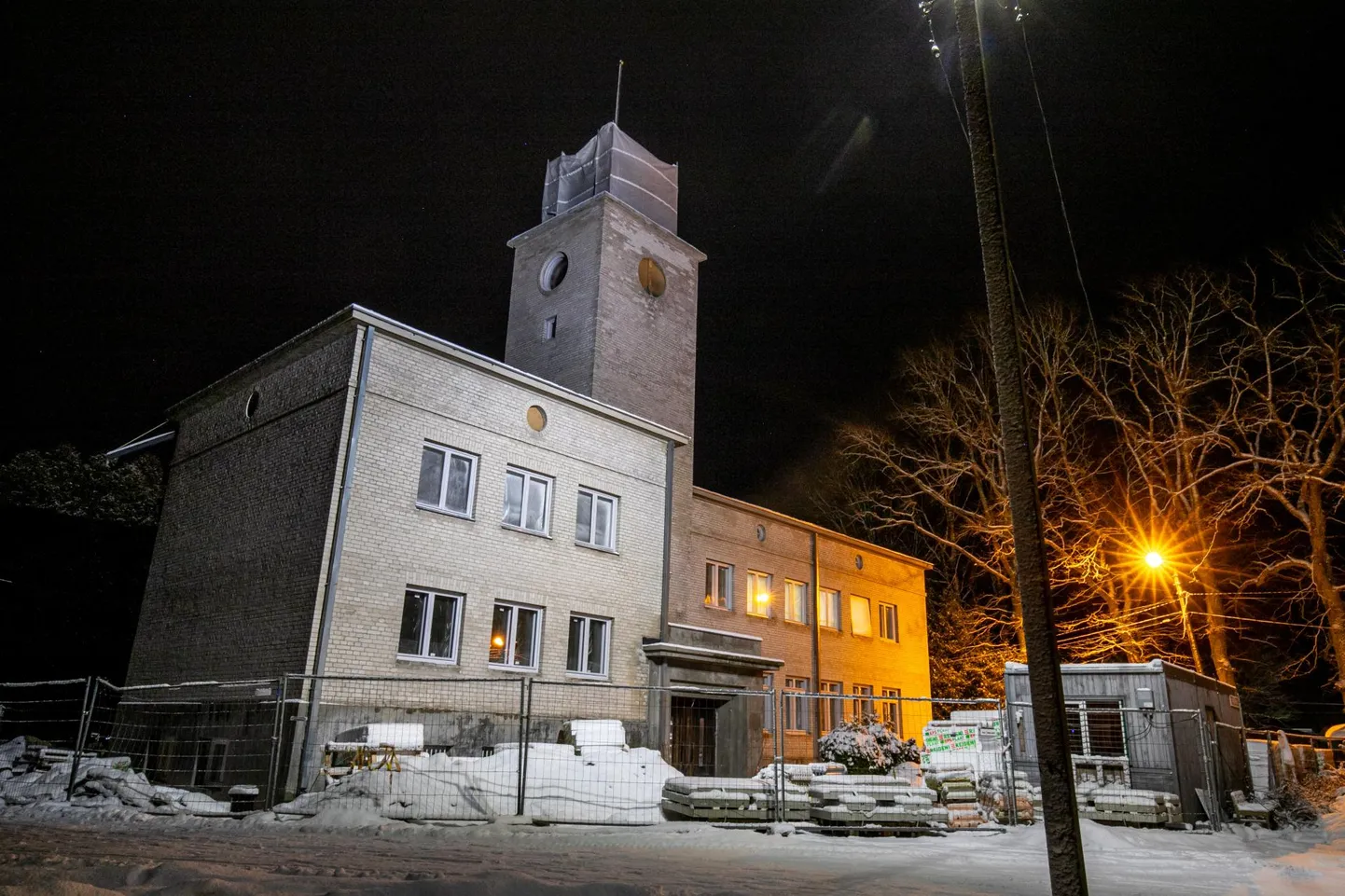 Kuigi nädal tagasi väitis Peeter Soojärv, et teha on üksnes Sindi raekoja sisetööd, selgub, et nii see päriselt pole.