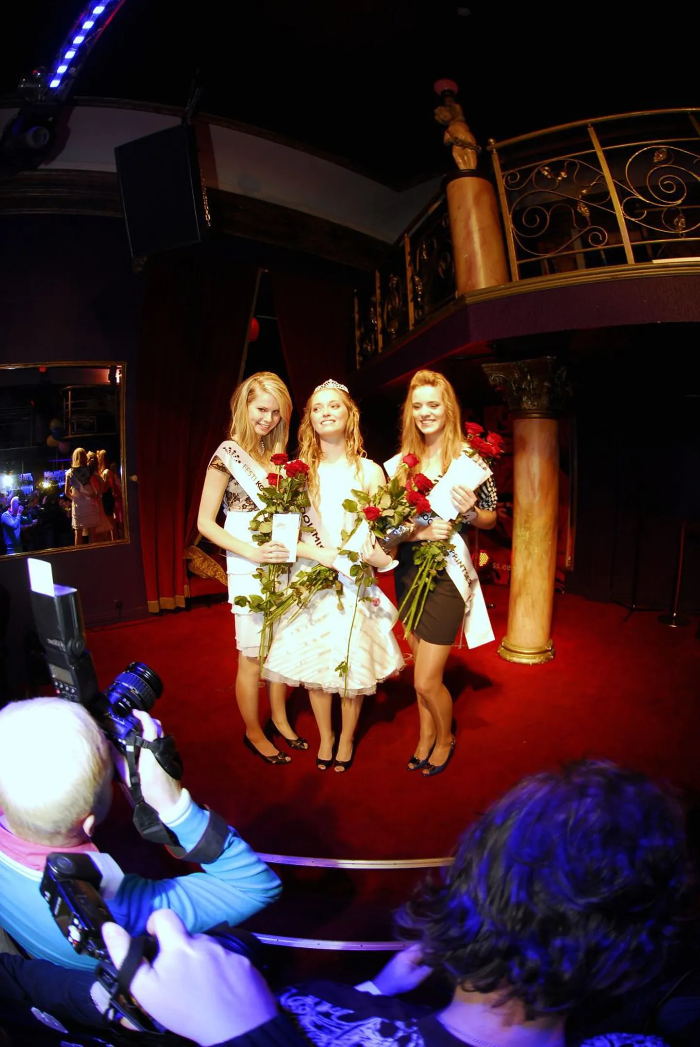 Koolimiss 2010 kaunimateks neidudeks valiti Birgit Kool (paremalt), Helen Savasol ja Kaisa Torn.