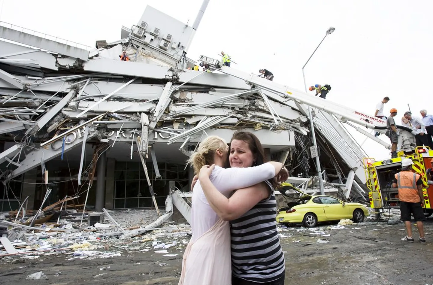 Kaks naist Uus-Meremaal Christchurchi kesklinnas maavärinas purunenud hoone ees. Loodusõnnetus kiskus hoonetelt maha seinu ning tõi kaasa suured üleujutused.