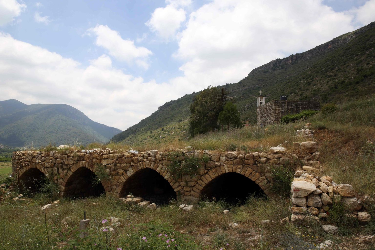 Püha Sophia kloostri ja Mar Moussa kiriku varemed Bisri orus.