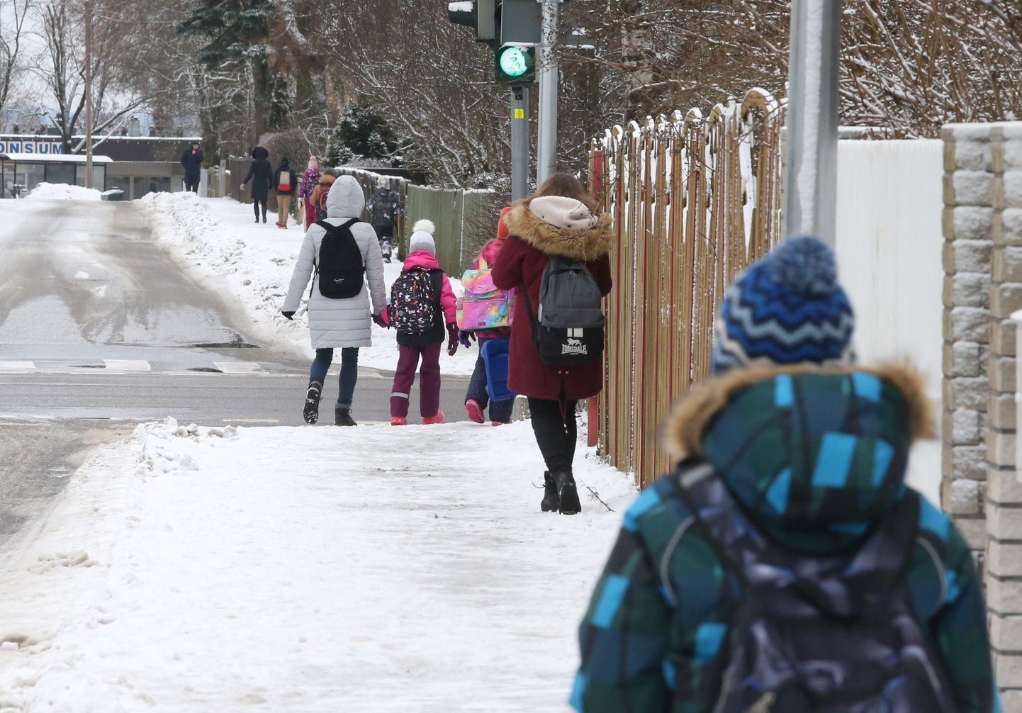 Pildil Variku kooli lapsed koolist koju minemas. Foto on illustratiivne.