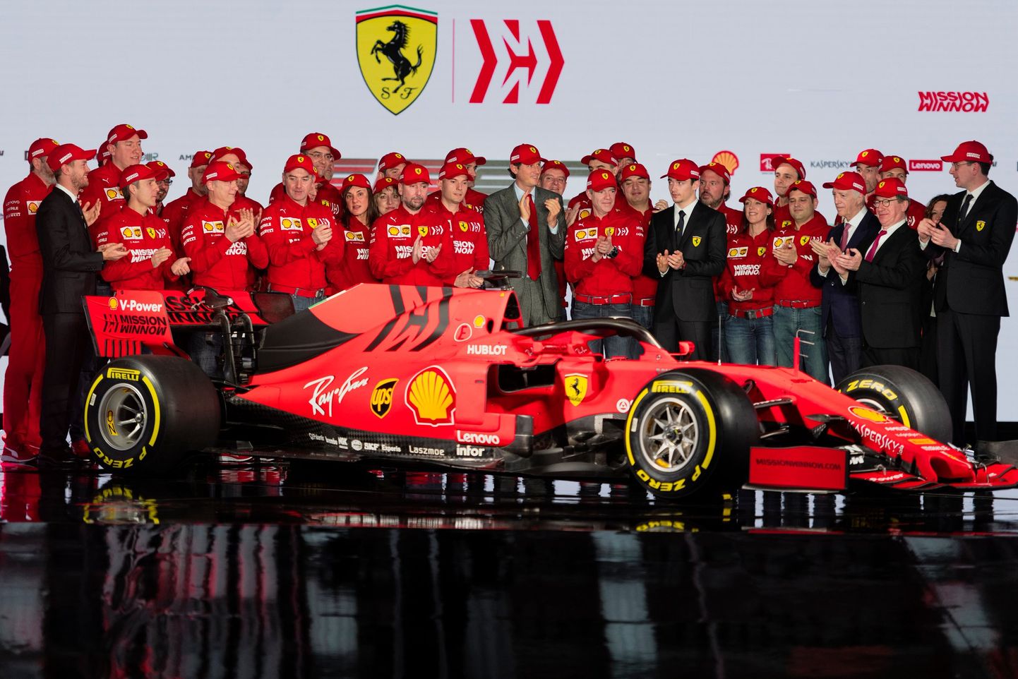 Ferrari tiim Itaalias uut autot esitlemas.