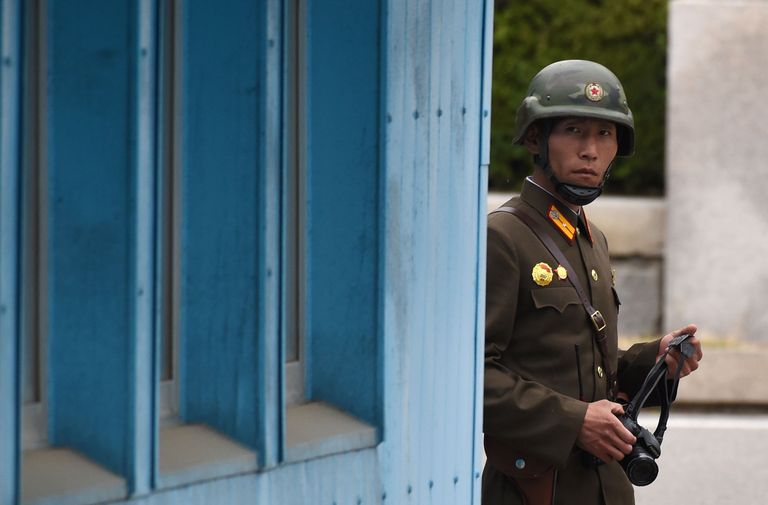 Põhja-Korea sõdurid jälgisid piiril toimuvat pingsalt. Foto: JUNG YEON-JE/AFP/Scanpix