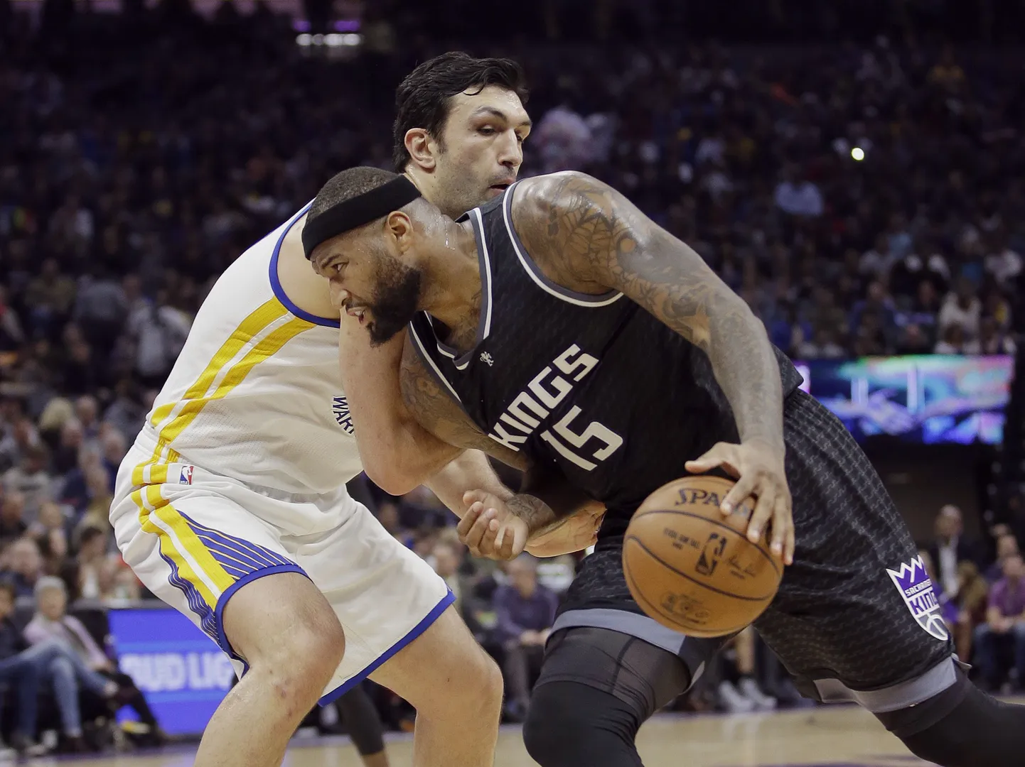 DeMarcus Cousins (mustas) mängus Golden State Warriorsiga.