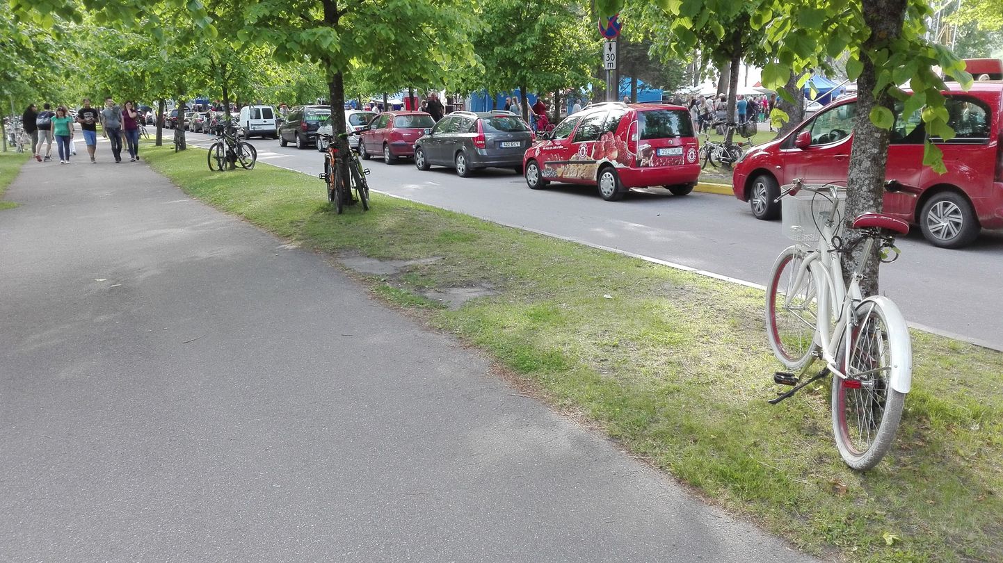 Grillfesti ajal võis Pärnu Vallikääru aasa lähistel näha, et jalgrattaga liiklemine on suvepealinnas popp.