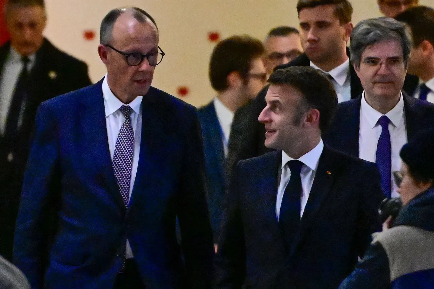 Prantsuse president Emmanuel Macron (paremal) ja Saksamaa arvatav tulevane kantsler Friedrich Merz lahkumas ühiselt lõunasöögilt Prantsuse suursaatkonnas Berliinis 18. märtsil 2025. Euroopat tahab juhtima hakata Merz.