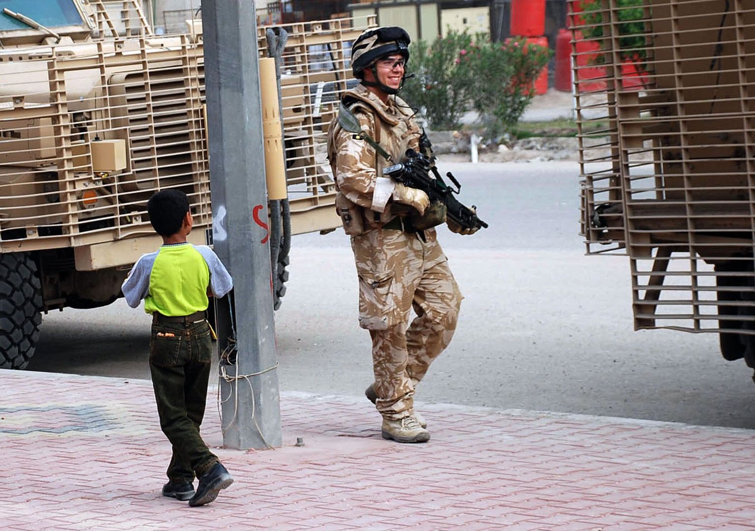 Iraagi poisike vaatab Briti sõdurit Basras.