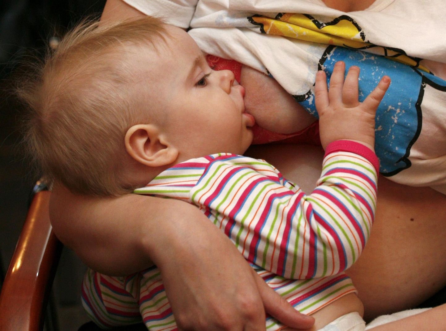 Üha sagedamini saavad imikud lisaks rinnapiimale ka muud toitu.