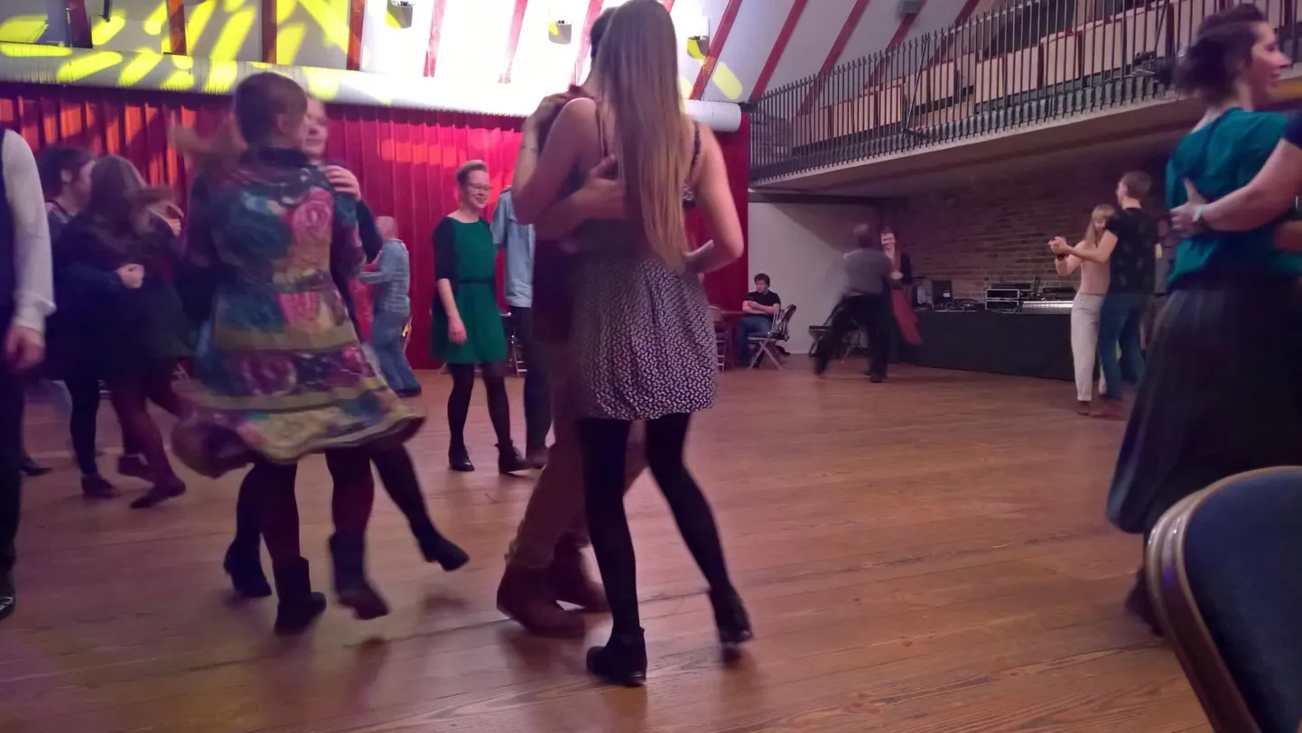 "Tantsumajas" õpetatakse erinevate rahvaste tantse. Sel korral tantsitaks Viljandi muuskakooli orkestrimajas.