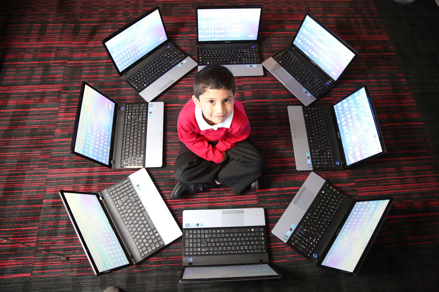 Ayan Qureshi peetakse lapsgeeniuseks, kuna ta suutis viieaastaselt läbida Microsofti eksami, mida kasutatakse enamasti ülikoolilõpeajate arvutioskuse testimiseks.