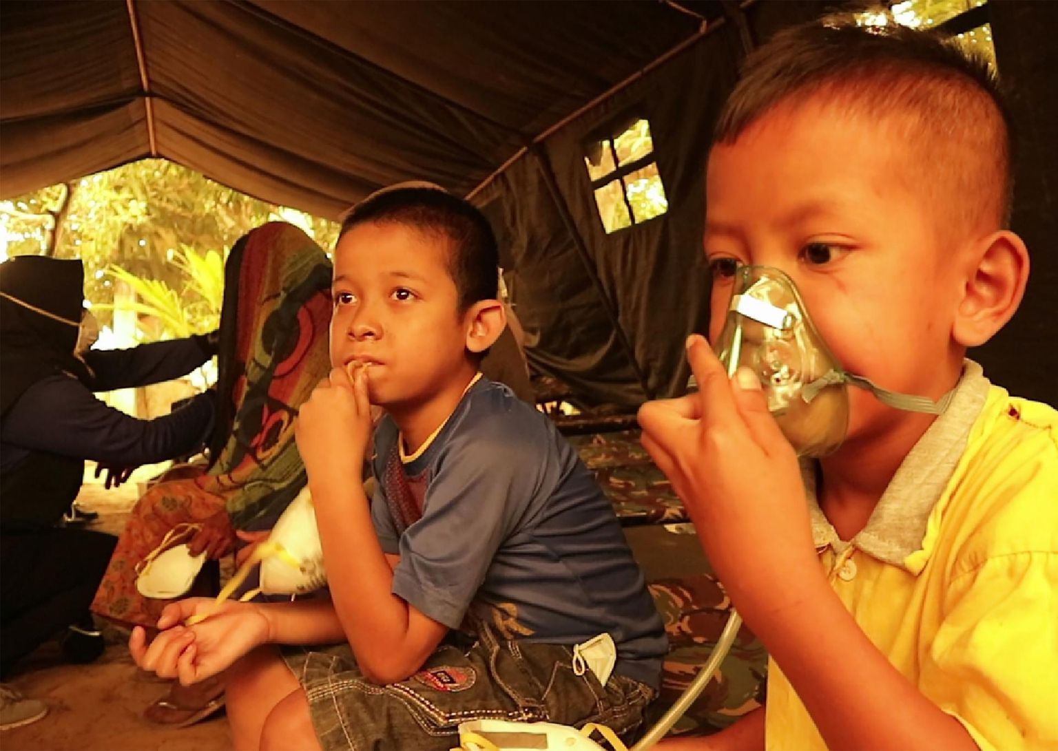 Punase Risti vabatahtlikud Sumatra saarel Jambi provintsis asuvas külas hapnikuga lapsi turgutamas. Riigis on mürgise põlengusuitsu tõttu ohus kümme miljonit last.