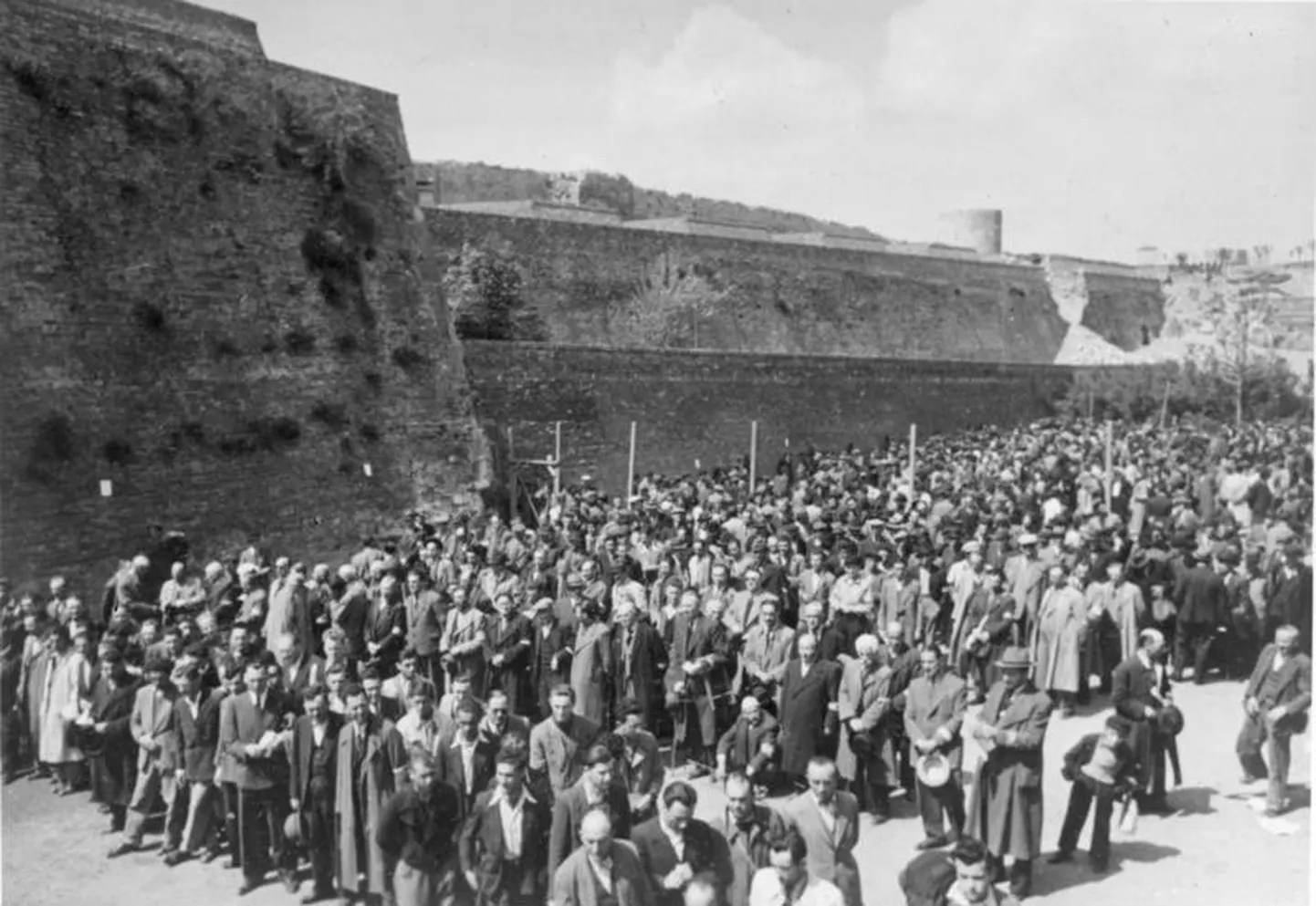 Belgradis kokku kogutud juudid 1941. aasta aprillis.