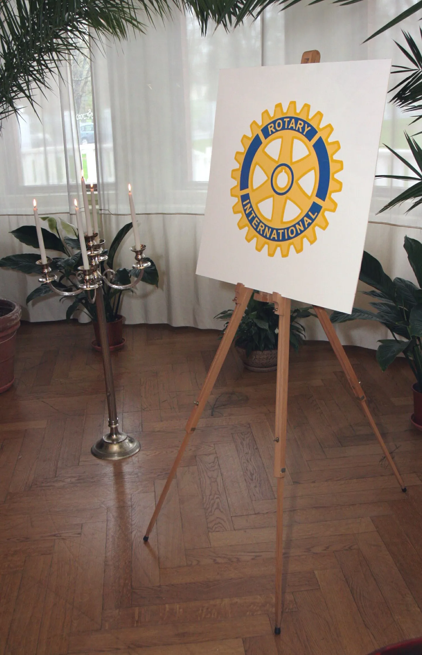 Rotary klubi logo.