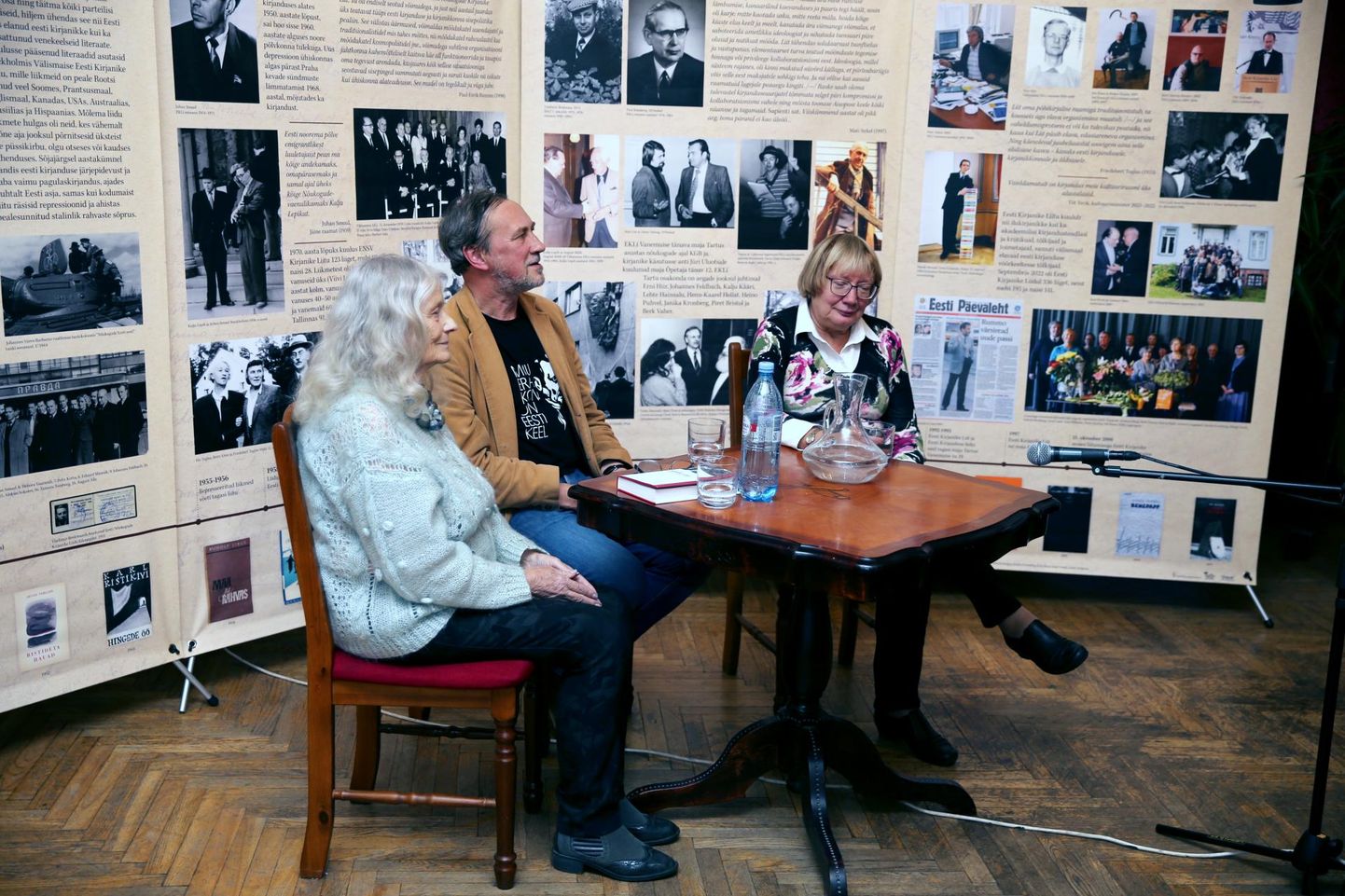 Koos Sirje Oleskiga (paremalt) esitlesid vastset teost 11. oktoobril Tartu kirjandusmajas Janika Kronberg ja Lehte Hainsalu. Nende selja taga oli kirjanike liidu 100. aastapäevaks valminud rändnäitus.